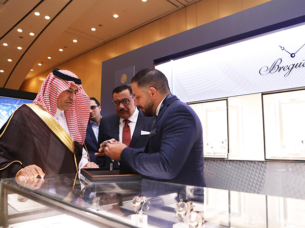 صاحب السمو الملكي الأمير سلطان بن سعود بن محمد بن عبد العزيز آل سعود يفتتح "صالون الساعات الراقية"